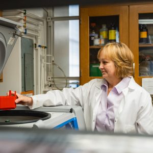 Photo of Dr. Elizabeth Fitzpatrick in lab